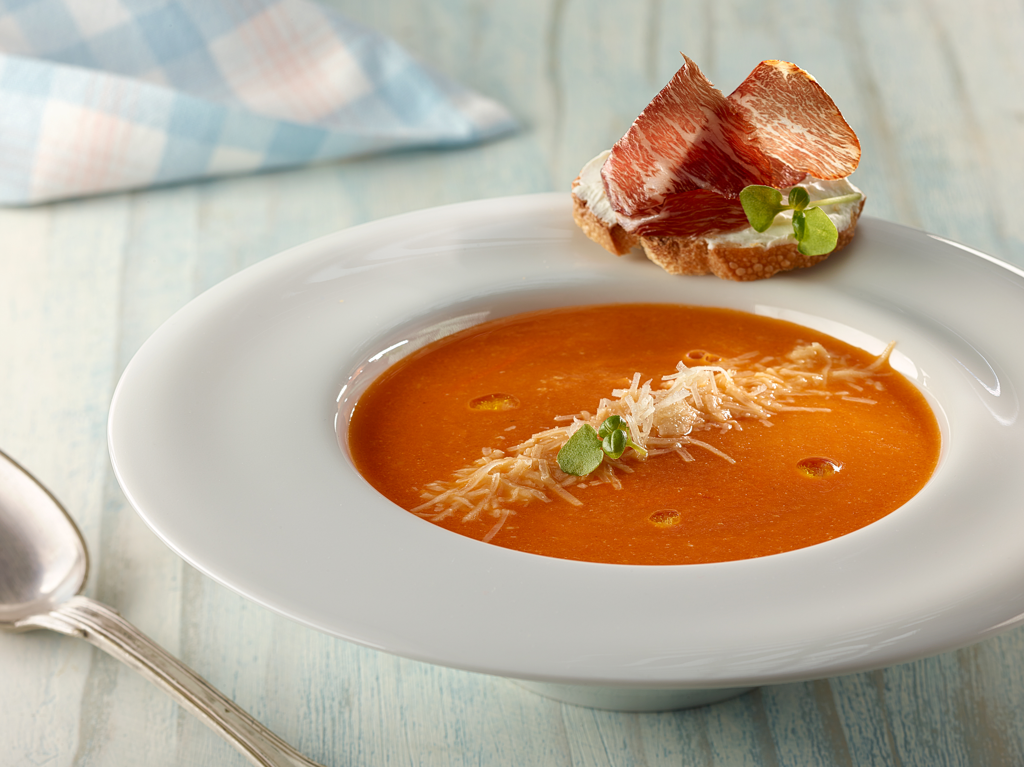 Sopa de tomate con idiazábal ahumado